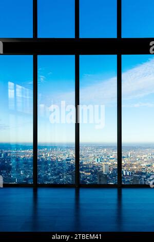 Große Glasfenster und die Skyline der Stadt von der Aussichtsplattform Horizon 22 im Wolkenkratzer 22 Bishopsgate, London, England Stockfoto