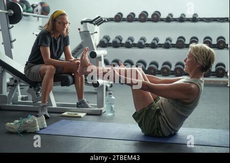 ERSCHEINUNGSDATUM: 3. November 2023. TITEL: Nyad. STUDIO: REGIE: Jimmy Chin, Elizabeth Chai Vasarhelyi. HANDLUNG: Die bemerkenswerte wahre Geschichte der Athletin Diana Nyad, die sich im Alter von 60 Jahren mit Hilfe ihres besten Freundes und Trainers dazu verpflichtet, ihren lebenslangen Traum zu verwirklichen: Eine 110 km lange Schwimmstrecke im offenen Meer von Kuba nach Florida. DIE HAUPTROLLE: ANNETTE BENING als Diana Nyad, JODIE FOSTER als Bonnie Stoll. (Credit Image: © Netflix/Entertainment Pictures/ZUMAPRESS.com) NUR REDAKTIONELLE VERWENDUNG! Nicht für kommerzielle ZWECKE! Stockfoto