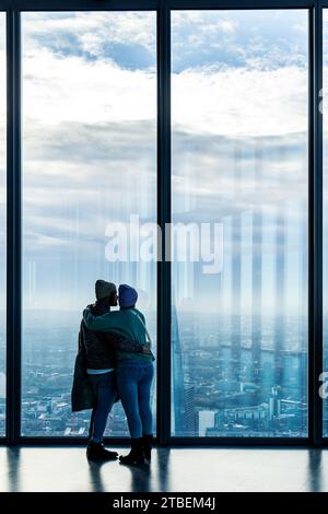 Ein Paar, das die Skyline der Stadt von der Aussichtsplattform Horizon 22 im Wolkenkratzer 22 Bishopsgate in London, England, betrachtet Stockfoto