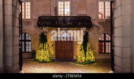 Zürich, Schweiz - 23. November 2023: Restaurant Zunfthaus zur Meisen am Münsterhof in Zürich zur Weihnachtszeit Stockfoto