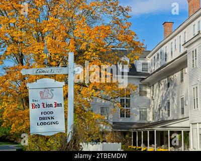 Weißes Red Lion Inn mit Schild, umgeben von einem hellen, herbstlichen Baum. Das Original inn stammt aus dem Jahr 1773, Stockbridge Massachusetts -- Oktober 2023 Stockfoto