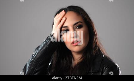 Die junge Frau hat Probleme oder leidet unter Kopfschmerzen Stockfoto