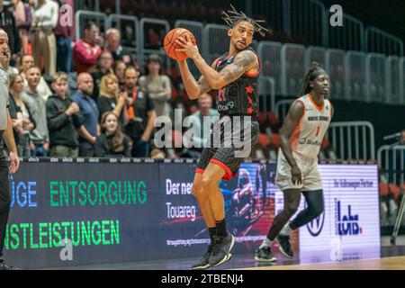 Chemnitz, Deutschland 06. Dezember 2023: FIBA Europe Cup 2023/2024 - Niners Chemnitz vs. Itelyum Varese im Bild: Olivier Hanlan (Varese) Stockfoto