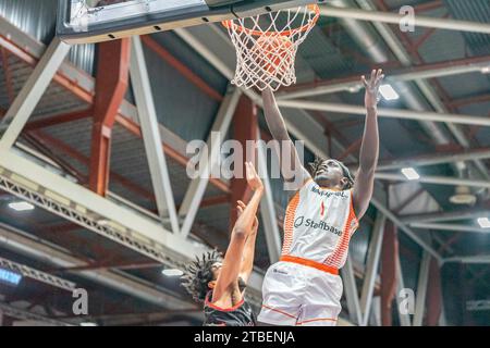 Chemnitz, Deutschland 06. Dezember 2023: FIBA Europe Cup 2023/2024 - Niners Chemnitz vs. Itelyum Varese im Bild: Aher Uguak (Chemnitz) Stockfoto