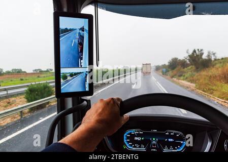 Rückspiegel mit Kameras in einem Lkw, Bildschirm im Fahrzeug, auf dem der Fahrer die Rückseite des Anhängers sehen kann. Stockfoto