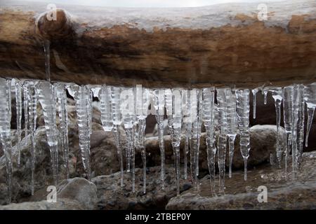 Eiszapfen an einem winterlichen Tag Stockfoto