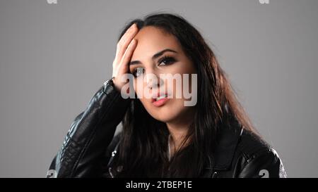 Die junge Frau hat Probleme oder leidet unter Kopfschmerzen Stockfoto