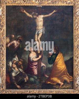 VICENZA, ITALIEN - 7. NOVEMBER 2023: Gemälde der Kreuzigung in der Kirche Chiesa di San Giuliano von unbekanntem Künstler. Stockfoto