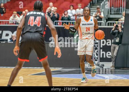 Chemnitz, Deutschland 06. Dezember 2023: FIBA Europe Cup 2023/2024 - Niners Chemnitz vs. Itelyum Varese im Bild: Ousman Krubally (Chemnitz) Stockfoto