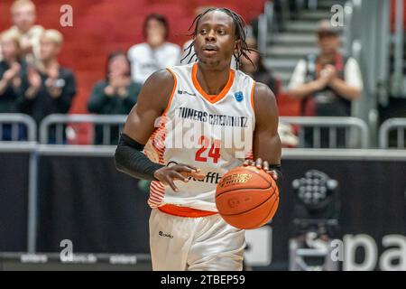 Chemnitz, Deutschland 06. Dezember 2023: FIBA Europe Cup 2023/2024 - Niners Chemnitz vs. Itelyum Varese im Bild: Ousman Krubally (Chemnitz) Stockfoto