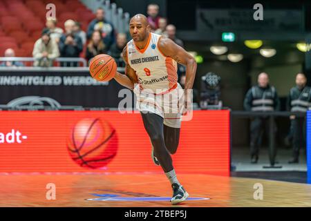 Chemnitz, Deutschland 06. Dezember 2023: FIBA Europe Cup 2023/2024 - Niners Chemnitz vs. Itelyum Varese im Bild: DeAndre Lansdowne (Chemnitz) Stockfoto