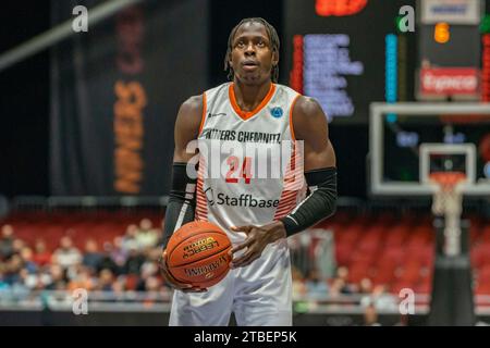 Chemnitz, Deutschland 06. Dezember 2023: FIBA Europe Cup 2023/2024 - Niners Chemnitz vs. Itelyum Varese im Bild: Ousman Krubally (Chemnitz) Stockfoto