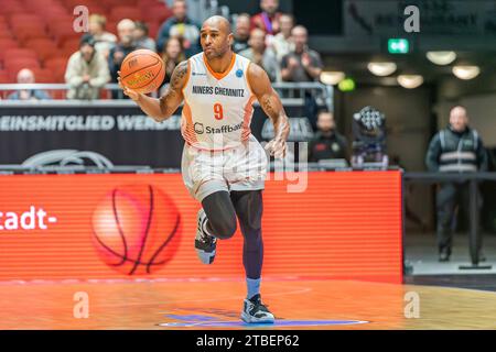 Chemnitz, Deutschland 06. Dezember 2023: FIBA Europe Cup 2023/2024 - Niners Chemnitz vs. Itelyum Varese im Bild: DeAndre Lansdowne (Chemnitz) Stockfoto