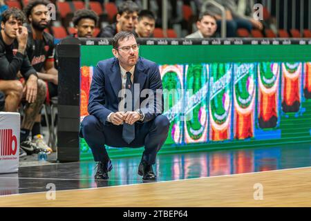 Chemnitz, Deutschland 06. Dezember 2023: FIBA Europe Cup 2023/2024 - Niners Chemnitz vs. Itelyum Varese im Bild: Trainer Tom Bialaszewski (Varese) Stockfoto