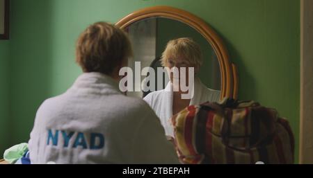 ERSCHEINUNGSDATUM: 3. November 2023. TITEL: Nyad. STUDIO: REGIE: Jimmy Chin, Elizabeth Chai Vasarhelyi. HANDLUNG: Die bemerkenswerte wahre Geschichte der Athletin Diana Nyad, die sich im Alter von 60 Jahren mit Hilfe ihres besten Freundes und Trainers dazu verpflichtet, ihren lebenslangen Traum zu verwirklichen: Eine 110 km lange Schwimmstrecke im offenen Meer von Kuba nach Florida. Die HAUPTROLLE: ANNETTE BENING als Diana Nyad. (Credit Image: © Netflix/Entertainment Pictures/ZUMAPRESS.com) NUR REDAKTIONELLE VERWENDUNG! Nicht für kommerzielle ZWECKE! Stockfoto