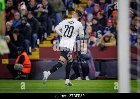 Ernest Muci feiert, nachdem er beim Spiel der UEFA Europa Conference League 23/24 zwischen Aston Villa FC und Legia Warszawa im Villa Park ein Tor geschossen hat. Stockfoto