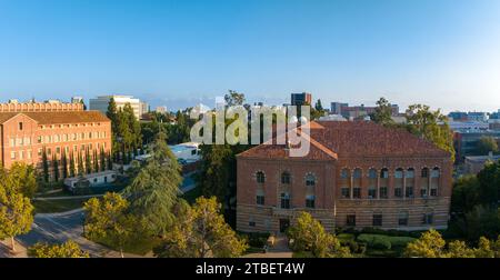 Luftaufnahme des Campus der University of Southern California mit historischen Gebäuden am sonnigen Tag Stockfoto