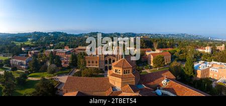 Blick aus der Vogelperspektive auf den ruhigen UCLA Campus mit gotischer und moderner Architektur am sonnigen Tag in Westwood, LA Stockfoto