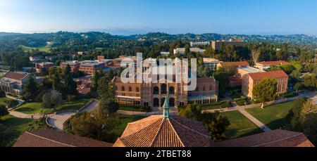 Blick aus der Vogelperspektive auf den UCLA Campus mit der berühmten Kuppel und den Türmen inmitten der Green Hills am sonnigen Tag Stockfoto