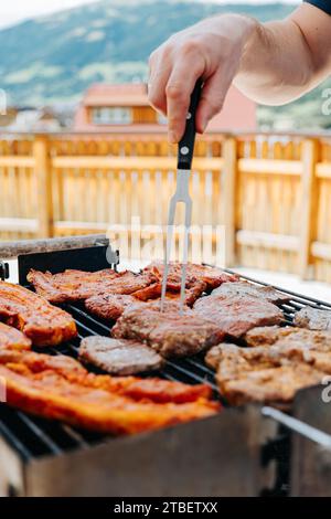 BBQ Picknick draußen. Appetitliches frittiertes Schweinefleisch. BBQ und Grill. Gegrilltes Fleisch. Picknick im Freien mit gegrilltem Fleisch Stockfoto