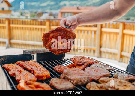 BBQ Picknick draußen. Gegrillter Schweinebauch in Marinade. Appetitliches frittiertes Schweinefleisch. Picknick im Freien mit gegrilltem Fleisch Stockfoto