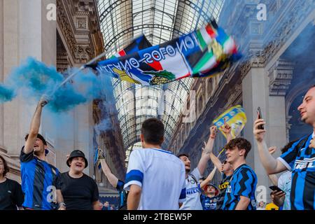 Mailand, Italien - 10. Juni 2023: Fans für F.C. International singen und tanzen im Zentrum der Galleria Vittorio Emanuele. Champions Lea Stockfoto