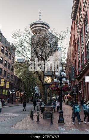 Vancouver, KANADA - 29. September 2023 : Stadtbild von Gastown bei bewölktem Tag. Berühmte dampfbetriebene Uhr in Gastown (Gastown Steam Clock) im Bild zu sehen. Stockfoto