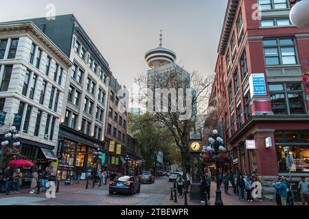 Vancouver, KANADA - 29. September 2023 : Stadtbild von Gastown bei bewölktem Tag. Berühmte dampfbetriebene Uhr in Gastown (Gastown Steam Clock) im Bild zu sehen. Stockfoto