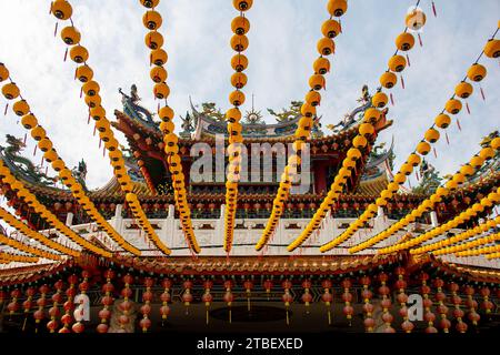 Ein Blick auf den Thean Hou Tempel mit Laternen, einem der größten und ältesten buddhistischen Tempel in Südostasien in Kuala Lumpur, Malaysia Stockfoto