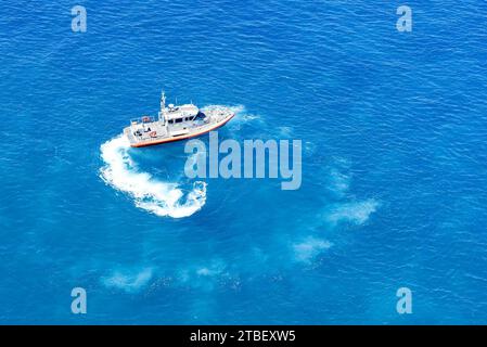 Die Maui Crew der US-Küstenwache, die Ersthelfer der Maui-Waldbrände, leiteten ihr 45-Fuß-Patrouillenboot während der Suche vor der Küste Mauis am 11. August 2023 um. Die Küstenwache rettete 17 Personen als Reaktion auf die Maui-Brände. (Foto der US-Küstenwache von Petty Officer 3. Klasse Annika Hirschler) Stockfoto