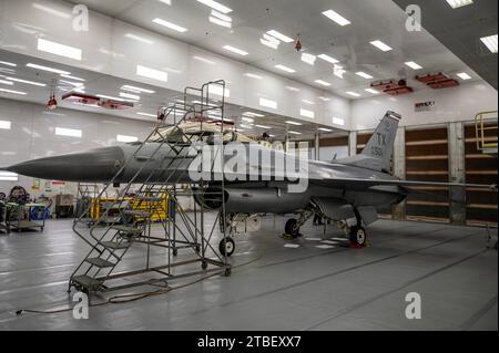 Ein F-16 Kampffalke, der 926. Flügel zugewiesen wurde, sitzt in der Korrosionskontrollanlage der 57th Maintenance Group Nellis Air Force Base, 18. September 2023. Das Flugzeug wird für die Lackierung vorbereitet und wird das Flaggschiff der 926th Wing, 706th Aggressor Squadron, einer Einheit der Luftwaffe in Nellis sein. (Foto der U.S. Air Force von William R. Lewis) Stockfoto