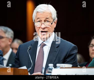 Washington, Usa. Dezember 2023. Jamie Dimon, Chairman und CEO von JPMorgan Chase & Co., sprach bei einer Anhörung des Senate Banking, Housing, and Urban Affairs Committee im US Capitol. Quelle: SOPA Images Limited/Alamy Live News Stockfoto