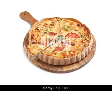 Leckere Quiche mit Tomaten, Mikrogrün und Käse auf weiß Stockfoto