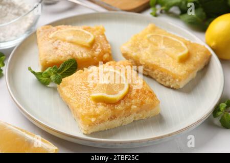 Leckere Zitronenriegel und Minzbonbons auf dem Tisch, Nahaufnahme Stockfoto