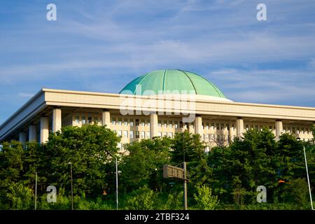 Ein Bild des Gebäudes der Nationalversammlung im Yeouido Hangang Park in Seoul, Südkorea. Stockfoto