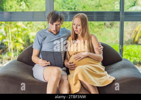 Konzept für Schwangerschaftskosten und Budgetierung für Familien. Junge Paare erwarten ein Baby, planen Budget und zählen Ausgaben zu Hause Stockfoto