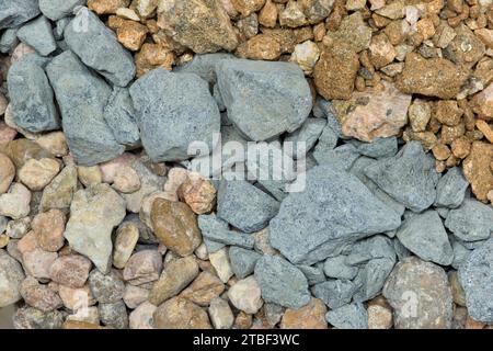 Drei verschiedene Erbsenkiesproben in Reihen, Makrodetails direkt darüber. Gängiges Material für Rasenwechsel, Gartendekoration und Einfahrten. Stockfoto