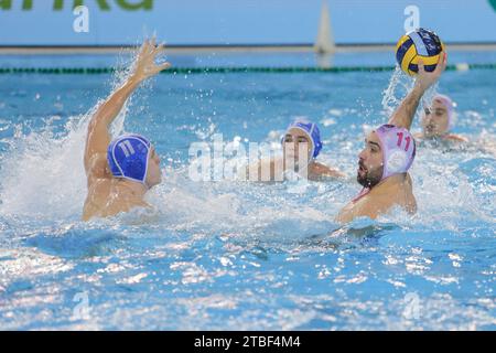 (231207) -- DUBROVNIK, 7. Dezember 2023 (Xinhua) -- Goran Grgurevic (R) von Jug Adriatic Osiguranje schießt den Ball während des Gruppenspiels zwischen Jug Adriatic Osiguranje und WPC Dinamo Tbilisi in der LEN Champions League in Dubrovnik, Kroatien, 6. Dezember 2023. (Grgo Jelavic/PIXSELL Via Xinhua) Stockfoto