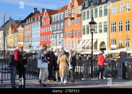 Kopenhagen, Dänemark - 22. Oktober 2023: Menschen auf der Brücke von Nyhavn. Stockfoto