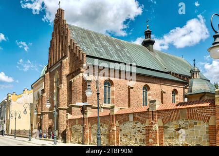 Das Kloster von Pater. Die Franziskaner mit der Kirche der Heiligen Jungfrau Maria befindet sich in Krosno in St. Franciskanska, in der Nähe des Marktplatzes. Stockfoto
