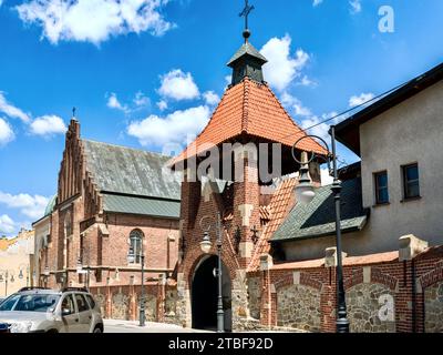 Das Kloster von Pater. Die Franziskaner mit der Kirche der Heiligen Jungfrau Maria befindet sich in Krosno in St. Franciskanska, in der Nähe des Marktplatzes. Stockfoto