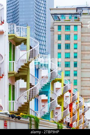 Farbenfrohe Wendeltreppen an der Rochor Road von der Queen Street im Bugis Street Market District in Singapur aus gesehen. Stockfoto