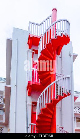 Farbenfrohe Wendeltreppen an der Rochor Road von der Queen Street im Bugis Street Market District in Singapur aus gesehen. Stockfoto
