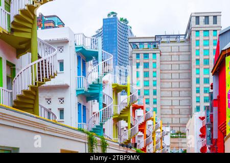 Farbenfrohe Wendeltreppen an der Rochor Road von der Queen Street im Bugis Street Market District in Singapur aus gesehen. Stockfoto