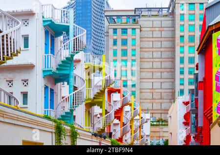 Farbenfrohe Wendeltreppen an der Rochor Road von der Queen Street im Bugis Street Market District in Singapur aus gesehen. Stockfoto