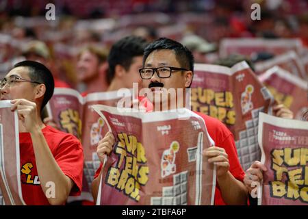 College Park, MD, USA. Dezember 2023. Die Fans der Maryland Terrapins schauen sich vor dem NCAA-Basketballspiel zwischen den Penn State Nittany Lions und den Maryland Terrapins im Xfinity Center in College Park, MD, an. Reggie Hildred/CSM/Alamy Live News Stockfoto