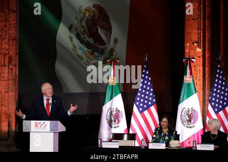 Mexiko-Stadt, Mexiko. Dezember 2023. US-Finanzministerin Janet Yellen mit US-Botschafter Ken Salazar; Senatorin von Mexiko, Gina Cruz Blackledge während der Präsentation der Gedenkmünze für 200 Jahre diplomatische Beziehungen Mexiko-USA in einer Zeremonie im Interaktiven Wirtschaftsmuseum in Mexiko-Stadt. Quelle: ZUMA Press, Inc./Alamy Live News Stockfoto