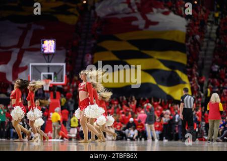 College Park, MD, USA. Dezember 2023. Die Cheerleader der Maryland Terrapins treten während des NCAA-Basketballspiels zwischen den Penn State Nittany Lions und den Maryland Terrapins im Xfinity Center in College Park, MD, auf. Reggie Hildred/CSM/Alamy Live News Stockfoto