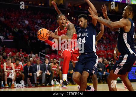 College Park, MD, USA. Dezember 2023. Der Maryland Terrapins-Wachmann Jahmir Young (1) übergibt den Ball während des NCAA-Basketballspiels zwischen den Penn State Nittany Lions und den Maryland Terrapins im Xfinity Center in College Park, MD. Reggie Hildred/CSM/Alamy Live News Stockfoto