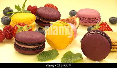 Die lebhafte Szene eines Tisches mit einer Auswahl an Macaronen und Früchten lässt einen Ort für einen köstlichen und gesunden Snack erscheinen, der den Schwerpunkt auf natürliche Lebensmittel legt Stockfoto